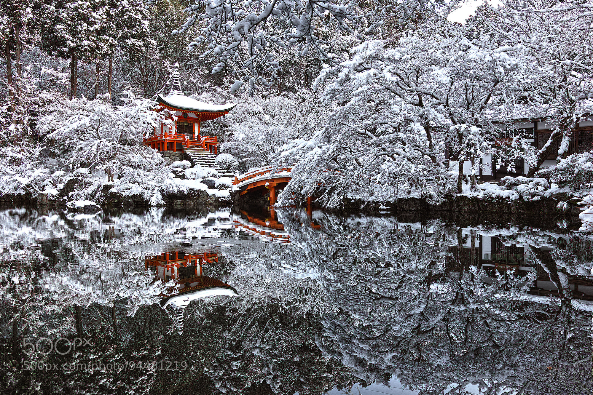 雪化粧の京都、醍醐寺の弁天堂